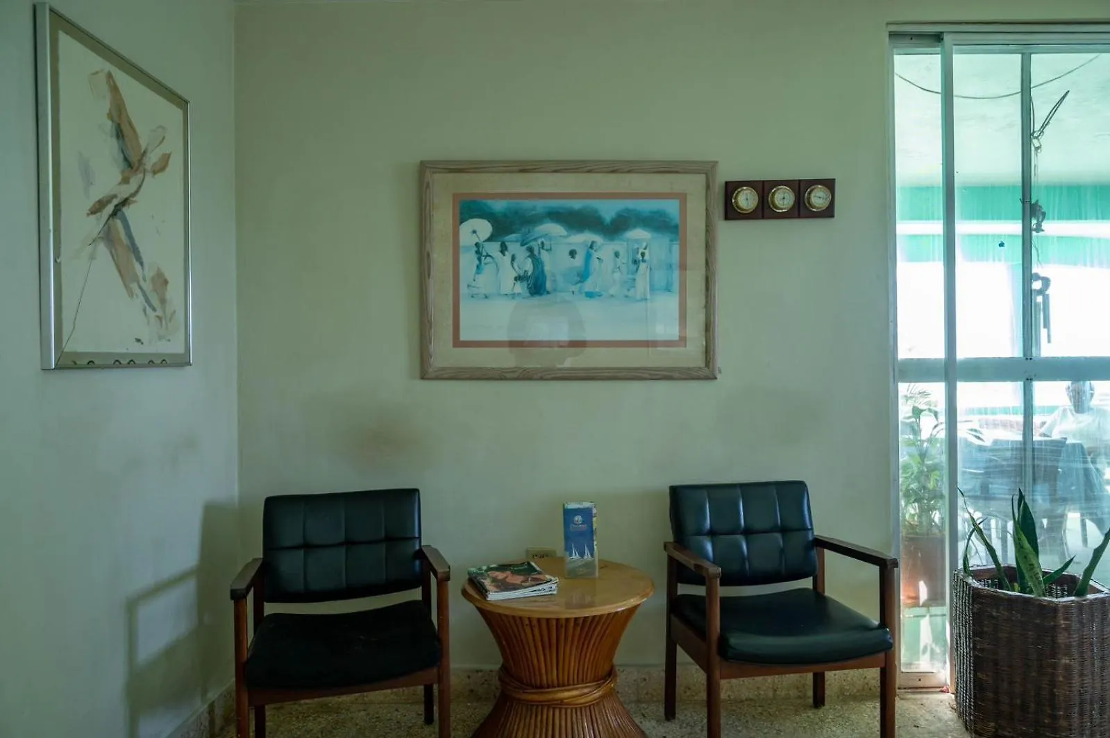 Ocean Front Triple Room At Sahara Hotel Montego Bay Vendégház