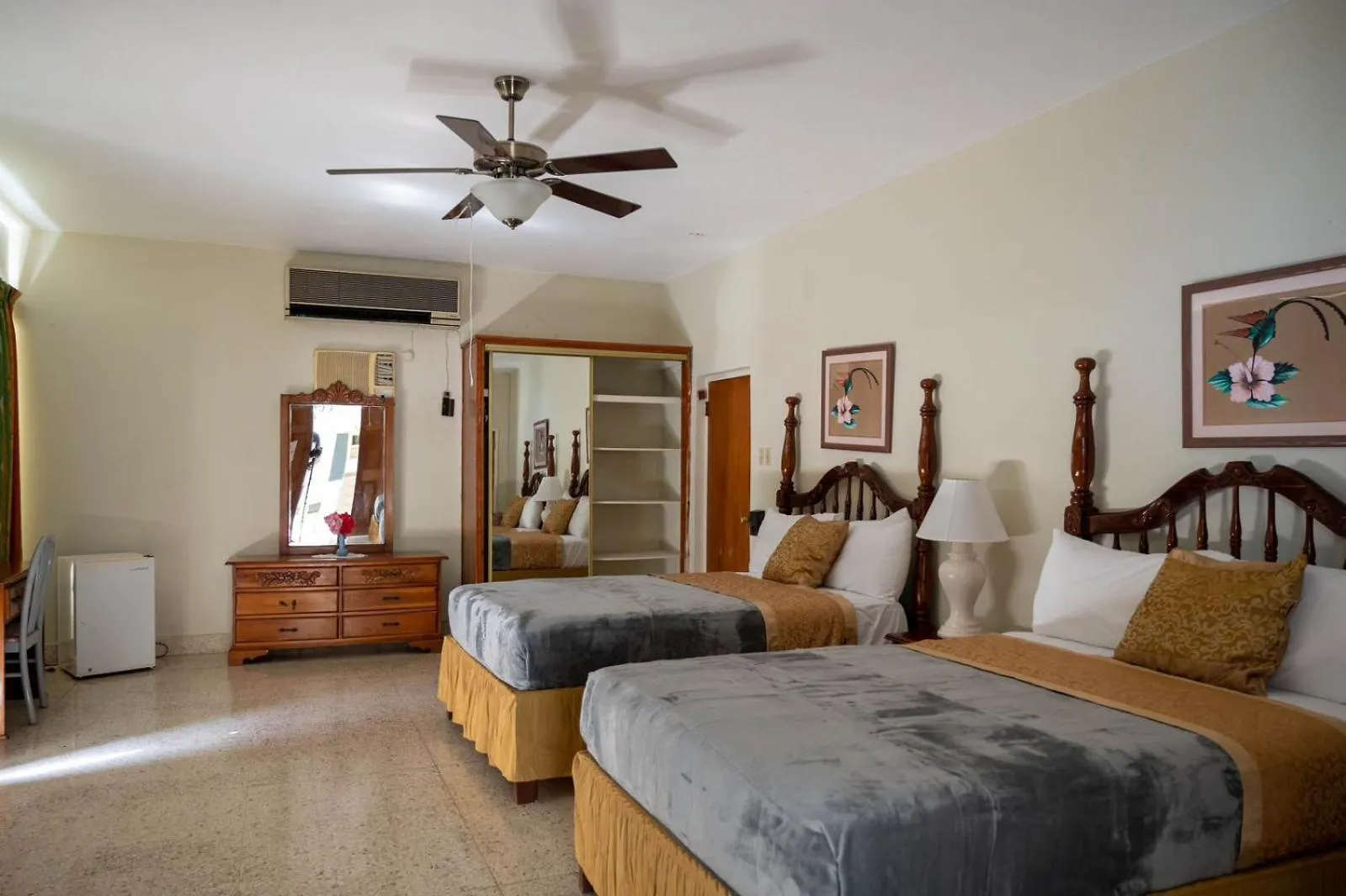 Gæstehus Ocean Front Triple Room At Sahara Hotel Montego Bay